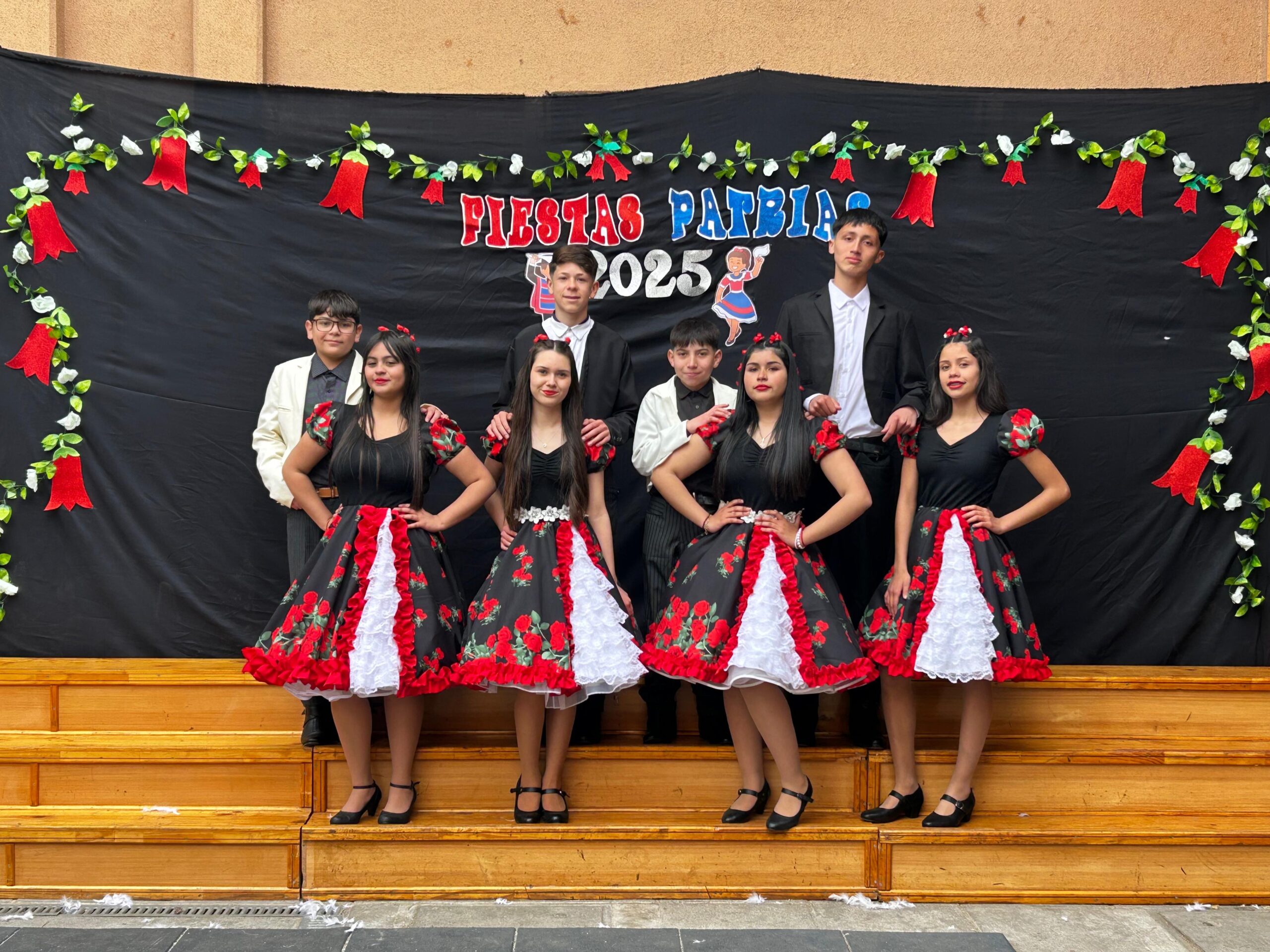Fotos grupales Fiestas Patrias en Comunidad